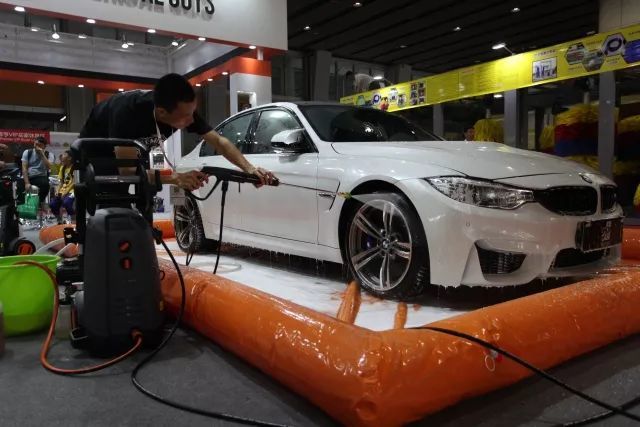 工作人員演示億力家用洗車機用法