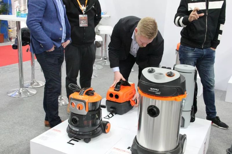 參觀億力電器展示現(xiàn)場